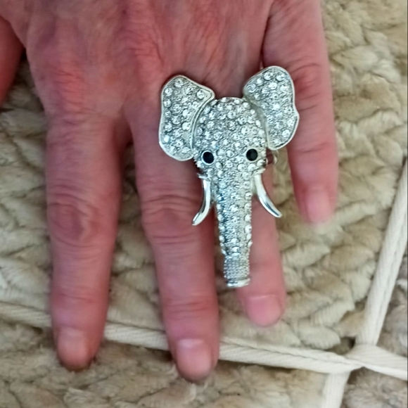 Large Elephant Rhinestone and Silver Bling Ring - Stretch - GORGEOUS - Picture 2 of 4